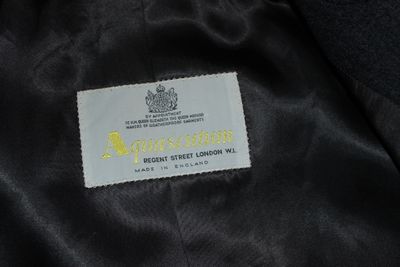 Ярлык Aquascutum: королевский герб и «makers of weatherproof garments»