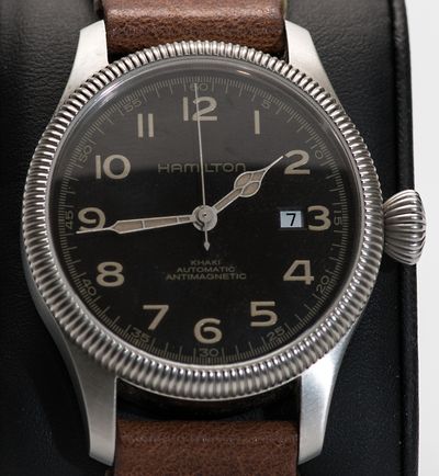 Филд: Hamilton Khaki Field — матовый циферблат, крупные цифры, кожаный ремень